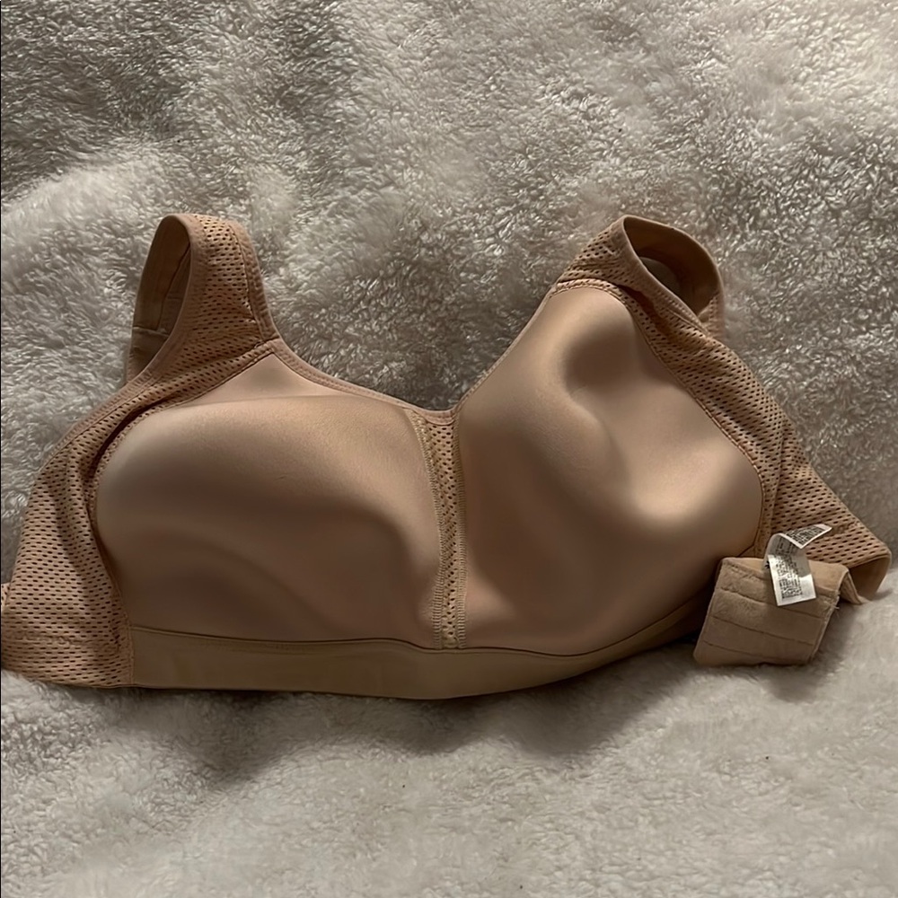 EUC Wacoal sports bra size 38G